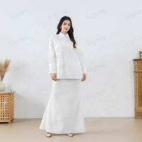 Ensemble coordonné 2 pièces classique et modeste pour femmes musulmanes Lignes White, avec chemise boutonnée et jupe longue, personnalisable