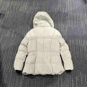 Chaqueta de Plumón <span class=keywords><strong>con</strong></span> <span class=keywords><strong>Capucha</strong></span> Gris Claro, Cintura Ajustable <span class=keywords><strong>con</strong></span> Cordón, Bolsillos <span class=keywords><strong>con</strong></span> Cremallera y Cierre a Presión, Corte Ajustado, Abrigo Cálido de Invierno, Venta al Por Mayor - Product Image 2