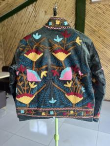 Chaqueta Bomber Unisex de Terciopelo Bordada |   Abrigo de Moda Floral Artesanal de Primera Calidad |   Forro de Algodón Estilo Boho Otoño/Invierno - Product Image 2