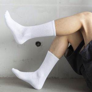 Chaussettes de sport unisexes en coton jacquard brodé de haute qualité avec logo athlétique, design tendance, tube, grip et personnalisation pour hommes - Product Image 2