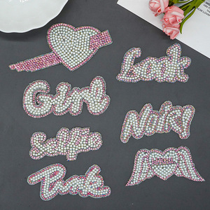 Transferts thermocollants en lettres avec strass <span class=keywords><strong>et</strong></span> perles, motifs thermocollants pour la décoration de vêtements DIY - Product Image 1