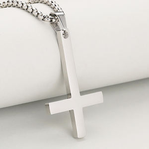 Mode Étanche 18K Plaqué Or En Acier Inoxydable <span class=keywords><strong>À</strong></span> <span class=keywords><strong>L</strong></span>'<span class=keywords><strong>envers</strong></span> Croix Collier Inversé Croix Pendentif Collier pour Hommes Femmes - Product Image 2