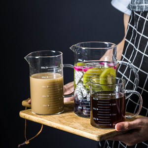 Tazas medidoras de vidrio resistentes al calor con asa, juego de dos piezas graduadas para uso en la cocina - Product Image 2