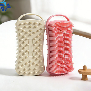 Brosse de bain en silicone rectangulaire pour le dos, avec poignée, pour adultes, disponible en noir, bleu et bordeaux. - Product Image 2