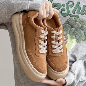 Chaussures pour hommes Printemps 2026 : Nouvelle collection de baskets décontractées en cuir suédé marron, style rétro, à talon épais et semelle compensée, très tendance - Product Image 3