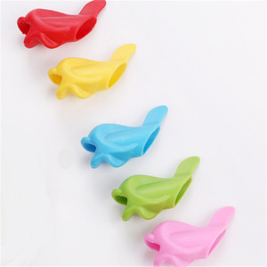 Empuñadura de lápiz de silicona ecológica con diseño de pez y delfín para corrección de escritura de estudiantes para niños - Product Image 6