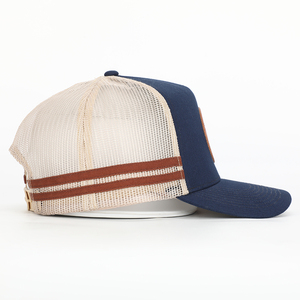 Gorra Trucker de Malla Personalizada al por Mayor con 5 Paneles, Perfil Alto, Corona Estructurada Estilo Australiano, 2 Laterales con Rayas y Parche de Cuero con Logotipo - Product Image 3
