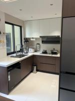 Ensemble d'armoires de cuisine modulaires modernes en acier inoxydable en forme de U avec panneaux en bois massif pour les projets d'appartements et de villas