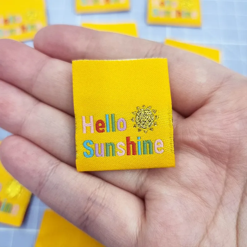 Новый дизайн на заказ, желтый печатный логотип для одежды, тканые этикетки