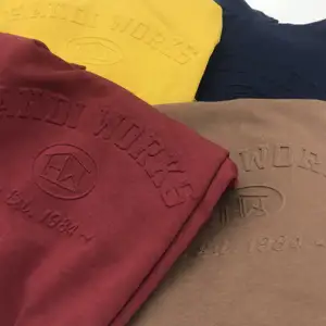 Benutzer definierte 3D-geprägte Logo Hoodie Baumwolle Material Langarm Designer Muster Anti-Shrink Weaving Erhältlich in Schwarz und Rot