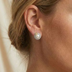 [Expo de Joyería Internacional de Hong Kong] Elegantes Pendientes Colgantes de Flor de Cinco Pétalos con Esmalte Blanco Mate y Acento de Circonita Cúbica - Product Image 4