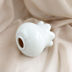 Masseur facial en céramique Gua Sha pour le grattage du visage et utilisation à l'eau chaude - Product Image 4