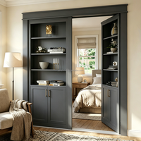 Élégante bibliothèque blanche double avec porte dissimulée, armoires de rangement fermées, porte secrète pour chambre à coucher
