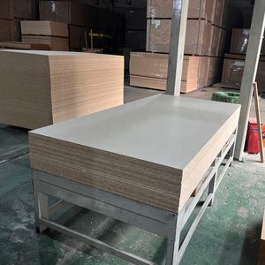 Tablero de melamina, venta al por mayor, tablero <span class=keywords><strong>OSB</strong></span> de partículas de melamina de alto brillo, listón de madera de 1220x2440mm, 15-18mm, respetuoso con el medio ambiente, duradero, 1 año - Product Image 2