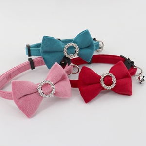 Collier pour chat élégant et mignon en polyester avec nœud papillon et clochette, réglable, anti-perte, pour la promenade quotidienne, les fêtes et l'extérieur - Product Image 3