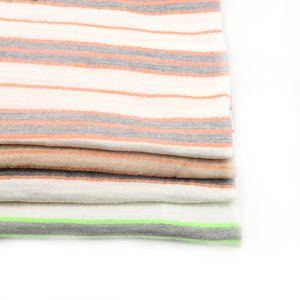 Tissu de coton en mousseline de <span class=keywords><strong>gaze</strong></span> <span class=keywords><strong>double</strong></span> couche teint en fil de crêpe froissé à motif rayé mignon pour bébé pyjama - Product Image 2