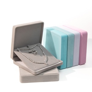 Caja de terciopelo personalizada para conjunto de collar y pendientes, caja de joyería de alta gama para conjunto de tres piezas. - Product Image 1