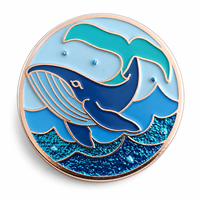 Vente en gros de breloques en émail personnalisées en forme de baleine de dessin animé, plaquées argent, avec paillettes, pour animaux marins, cadeau souvenir, couleur et forme personnalisables