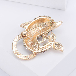 Broche de delfín nuevo y elegante para hombre y mujer con bonitos diamantes de imitación, accesorio de moda para compromiso de fiesta de boda, aleación hecha principalmente - Product Image 3