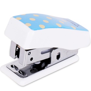 Mini grapadora Deli 0456 para estudiantes y uso de oficina con capacidad para 2 a 10 hojas, cuerpo de plástico - Product Image 2