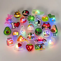 Vente en gros de breloques de chaussures en caoutchouc 3D lumineuses LED, tendance 2025, design fraise années 90, thème nourriture, et accessoires de chaussures lumineux mignons thème voitures, en vrac