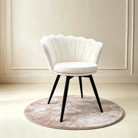 Fauteuil élégant en velours avec pieds en métal noir pour salon et chambre à coucher