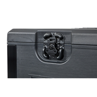 Expédié en kit ; comprend une mousse de protection EVA et un flight case en HDPE avec fermetures à ressort et conception empilable.