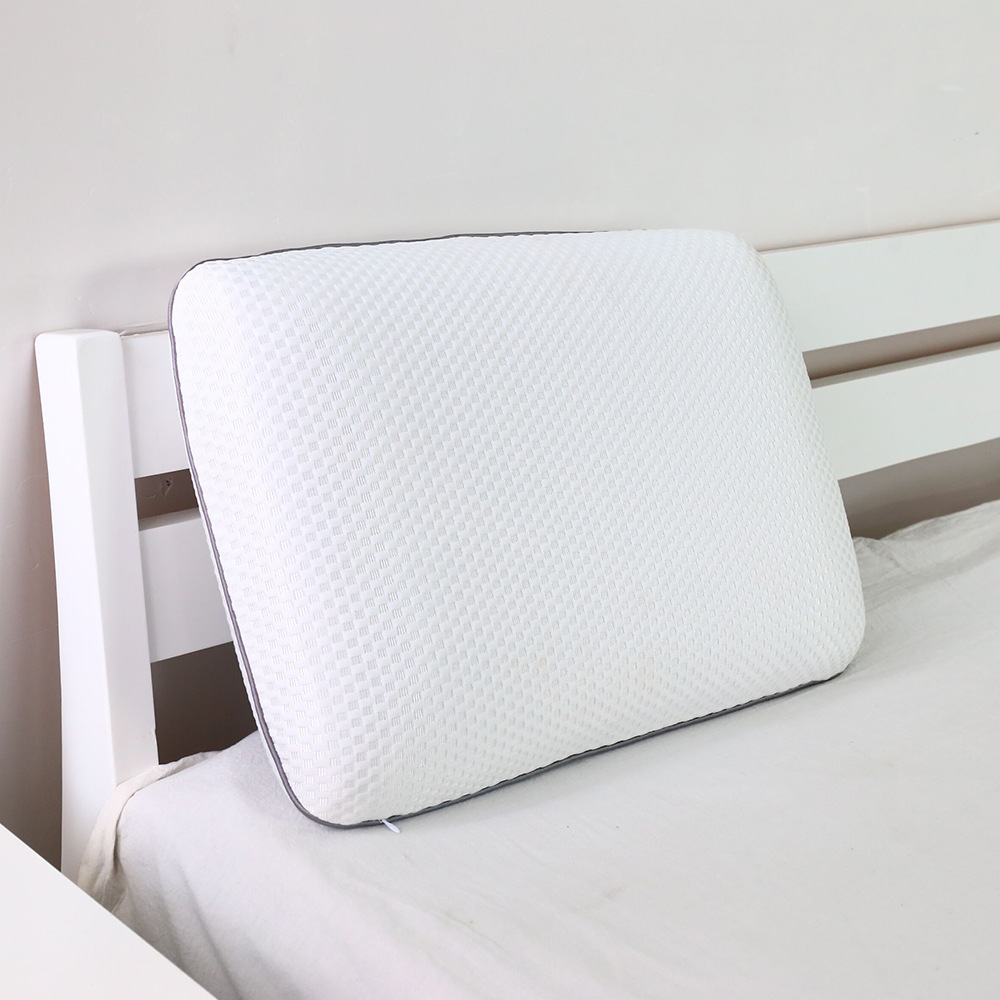 Funda blanca para almohada estándar.