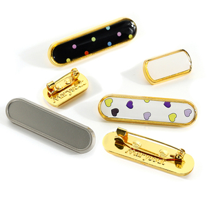 Vente en gros d'insigne époxy résine personnalisé d'usine de toutes formes d'épingles insignes or argent belle broche pour les femmes avec épingle de sécurité - Product Image 2