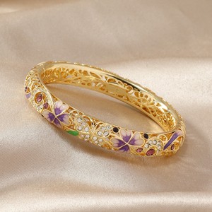 New Palace Style haut de gamme rétro plaqué or Bracelet quatre fleurs infusées alliage bracelets de mode pour les amoureux ethniques - Product Image 3