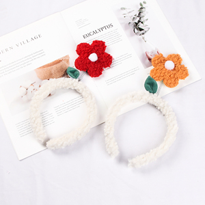 Vente en gros de bandeaux coréens mignons à petites fleurs et de bandeaux antidérapants en peluche, polyvalents et au prix d'usine - Product Image 2