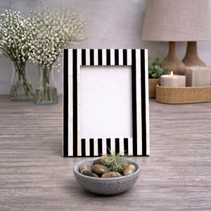 Cadre photo vertical en os incrusté rayé noir et blanc, pour table, décoration moderne pour la maison - Product Image 1