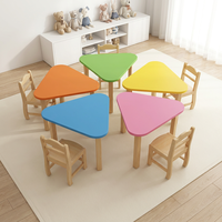 Ensemble de bureau et chaise pour enfants en bois coloré et mignon, mobilier de garderie, table d'étude combinée, bureau de jeu triangulaire pour enfants
