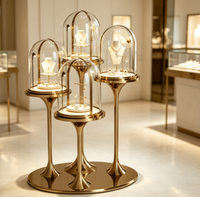Vitrine à bijoux de style art moderne, cadre en métal doré, couvercle en verre en forme de dôme, vitrine à bijoux pour l'exposition en vitrine de magasin