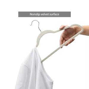 Cintres de porte en velours floqué anti-dérapant pliable à <span class=keywords><strong>pneu</strong></span> unique avec crochet rotatif à 360 degrés - Product Image 3