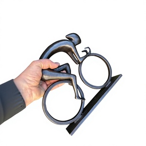 Sculpture décorative de cycliste en métal, finition bronze, objet de table pour salon, articles cadeaux - Product Image 1