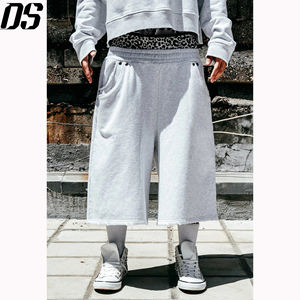 Pantalones Cortos Deportivos Holgados Personalizados <span class=keywords><strong>de</strong></span> 450 g/m², con Bolsillos Dobles con Tachuelas, Pierna Ancha, Color Gris Claro, <span class=keywords><strong>de</strong></span> Algodón, para Hombre, Estilo Casual Diario - Product Image 3