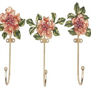 Juego de 3 Ganchos de Pared de Metal Vintage con Diseño Floral en Color Dorado Antiguo y Rosa para Almacenamiento de Ropa - Product Image 1