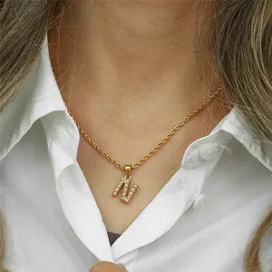 Collana con ciondolo di perle con lettera A-Z in acciaio inossidabile placcato oro impermeabile collana con ciondolo a catena con corda grossa da donna