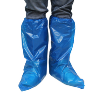 Surchaussures jetables bleues antidérapantes et imperméables pour la protection des pieds lors de la coupe des sabots du bétail en atelier