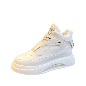 Chaussures décontractées tendance pour hommes : Nouveauté printemps-été, baskets blanches à semelles épaisses et tiges hautes avec semelles intérieures rehaussées, vente en gros - Product Image 3