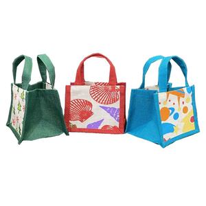 Bolso de Mano Pequeño de Yute, Moderno, con Asa Integrada, Bonito Estampado Completo, Bolso de Yute Ecológico, Bolsos Novation - Product Image 1