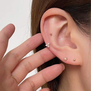 ROXI Pendientes de Plata de Ley 925 con Baño de Oro de 18K, Diseño de Hilo y Triple Perla, Estilo Elegante - Product Image 3