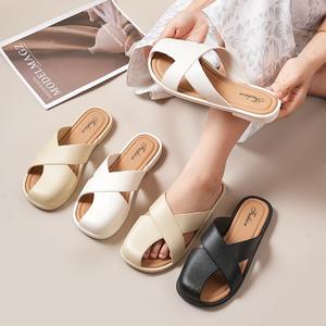 Zapatos de playa de suela blanda, versátiles y a la moda, para usar con pantuflas planas informales para mujer. - Product Image 2