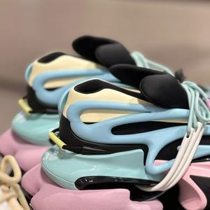 Chaussures de course futuristes inspirées de la technologie, baskets au design élégant et original pour hommes - Product Image 5