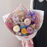 Buket Mawar Kertas Kraft Minimalis Gaya Renda untuk Hari Valentine, Permukaan Mengkilap, Ukuran 1 Meter X 1 Meter, Latar Belakang