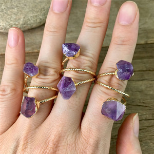 LS-B1051 Bague élégante et noble en pierres précieuses, bague en améthyste naturelle, bague en fil plaqué or faite à la main pour femmes - Product Image 2