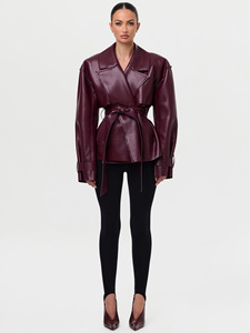 Manteau court en <span class=keywords><strong>cuir</strong></span> PU haut de gamme pour <span class=keywords><strong>femme</strong></span>, à taille ajustable, avec grand col à revers, design élégant et ceinture intégrée, idéal pour le printemps - Product Image 3