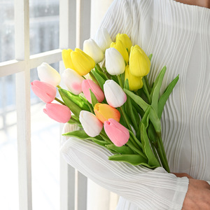 Tulipanes Artificiales Xin Xinyi de PVC Suave, Mini Flores Decorativas de Estilo Nórdico para el Hogar - Product Image 1