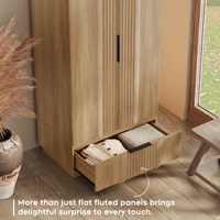 Armoire autoportante moderne et minimaliste à panneaux cannelés avec deux grandes portes en MDF pour chambre, villa, salon - MOQ 100